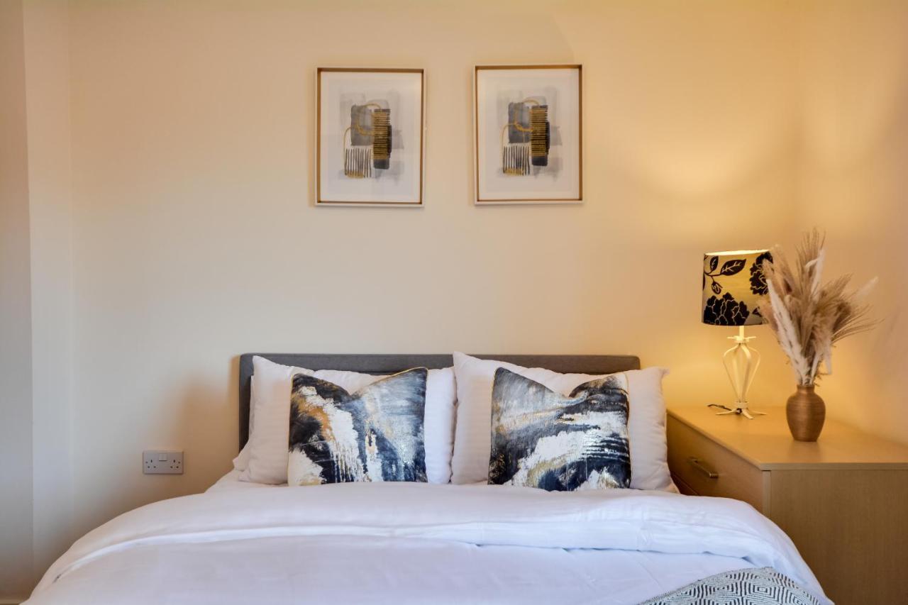Three Bedroom House In Runcorn By The Lake With Parking By Neofinixdotcom Exterior foto