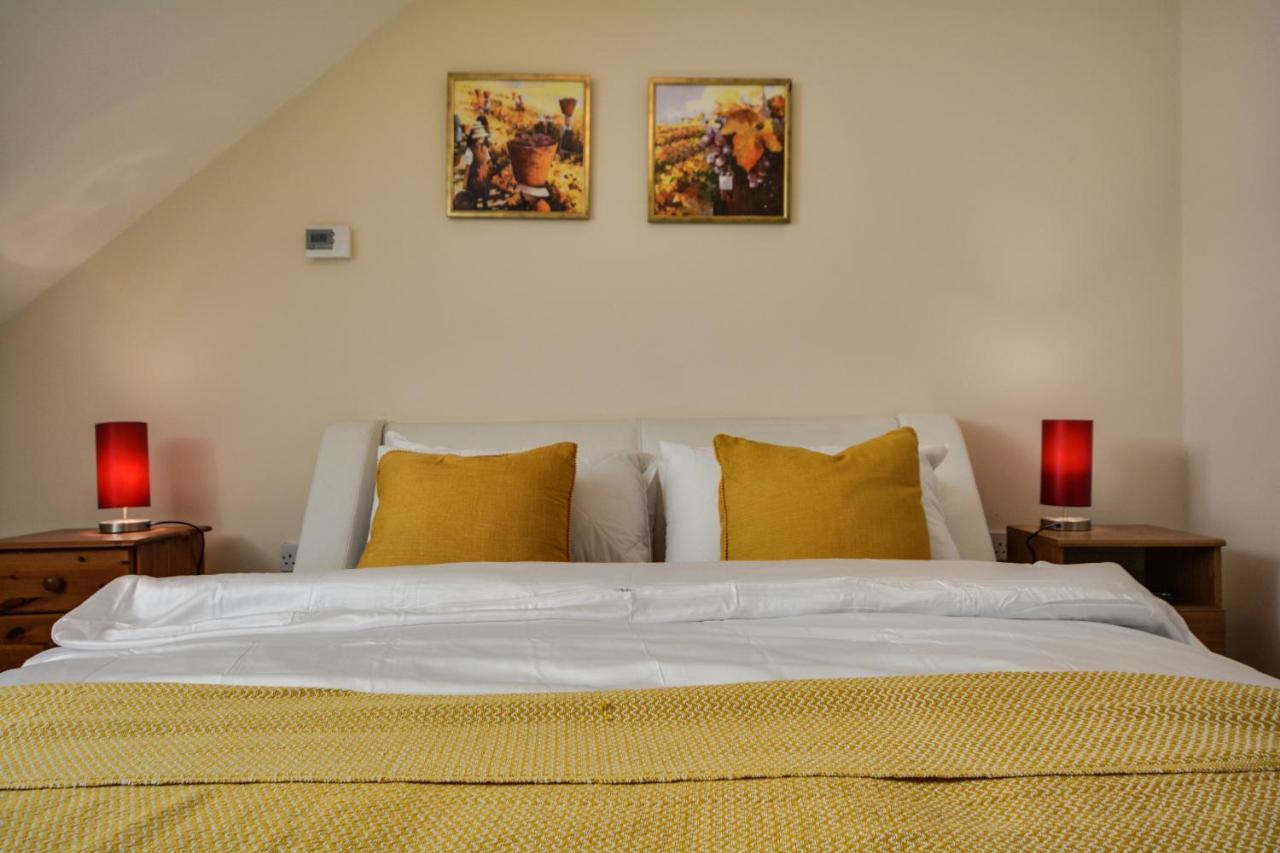 Three Bedroom House In Runcorn By The Lake With Parking By Neofinixdotcom Exterior foto